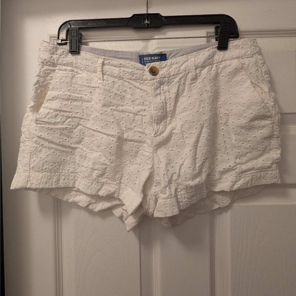 Old Navy Women's White Eyelet Everyday Shorts Size 8